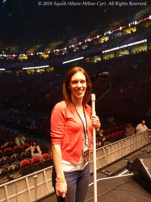 Marie-Hélène Cyr avec le poteau de micro de Jon Bon Jovi à Montréal, Québec, Canada (17 mai 2018)